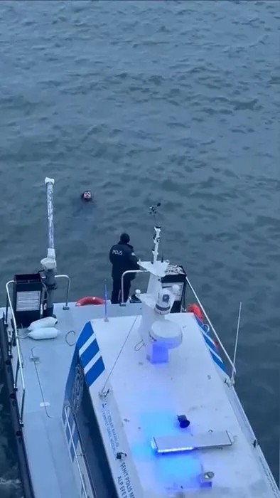 İstanbul’daki Haliç Metro Köprüsü’nde hareketli anlar: Deniz polisi kurtarmak için zamanla yarıştı!